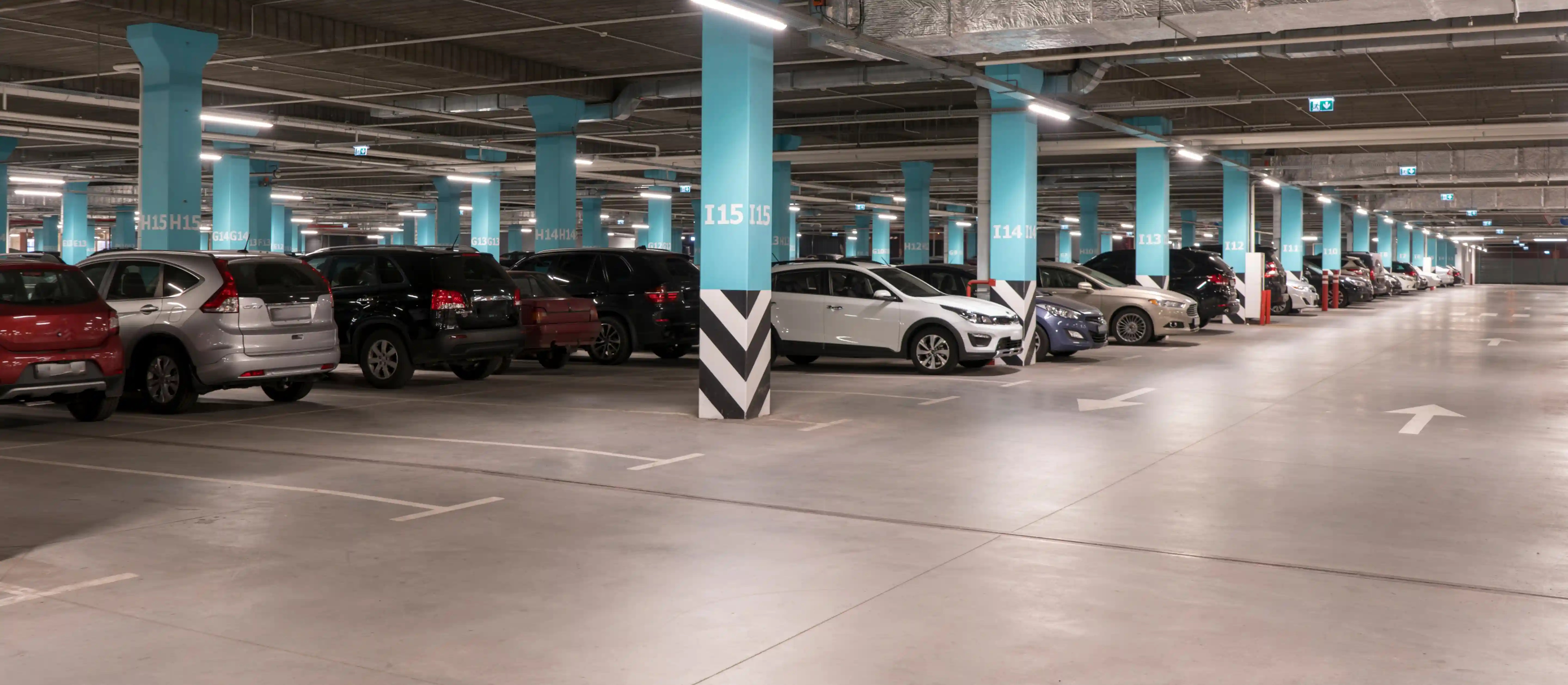 Estacionamento coberto com carros