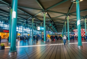 Parkeerplaats Station Schiphol Airport in Amsterdam : tarieven en abonnementen - Parkeren bij het station | Onepark