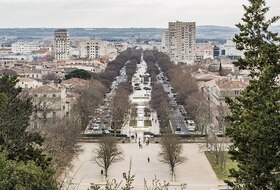 Parkeerplaatsen Avenue Jean Jaures in Nimes - Boek tegen de beste prijs
