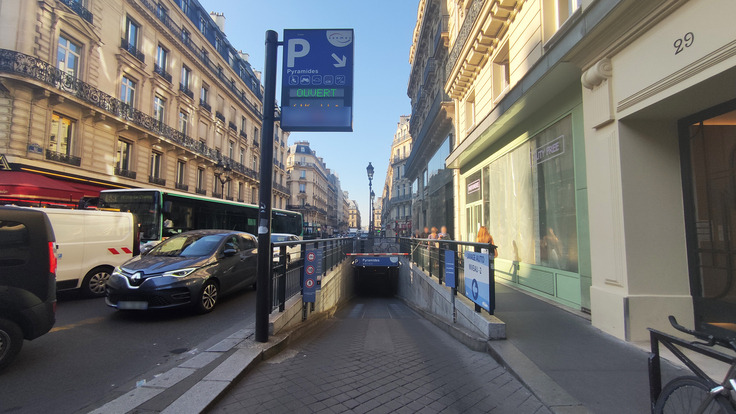 Entrée parking de face SAEMES PYRAMIDES Public Car Park (Covered)