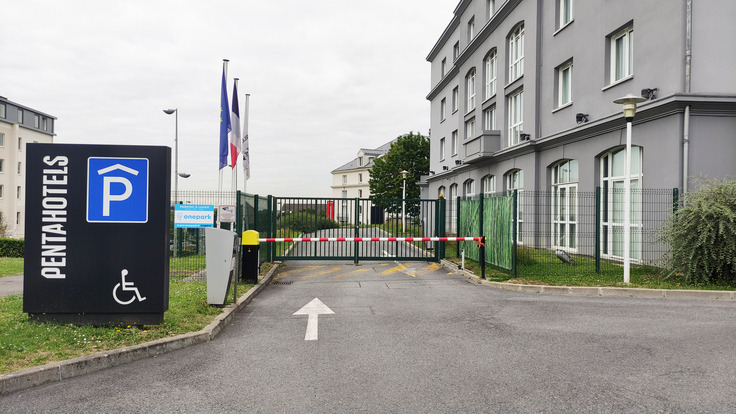 Entrée parking de face Parking Hôtel PENTAHOTEL PARIS CHARLES DE GAULLE (Extérieur)