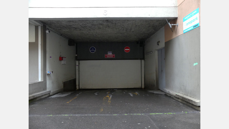Entrée parking de face Parking Immeuble 6 RUE DECRÈS (Couvert)