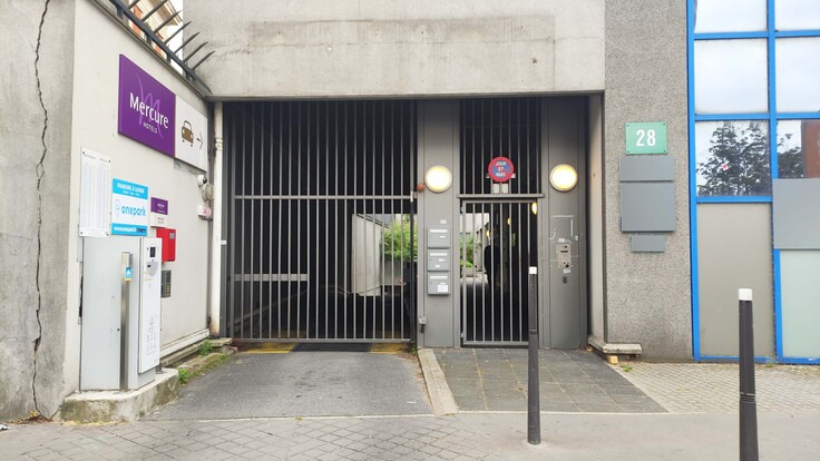 Entrée parking de face Parking Hôtel MERCURE PARIS PORTE DE PANTIN (Couvert)
