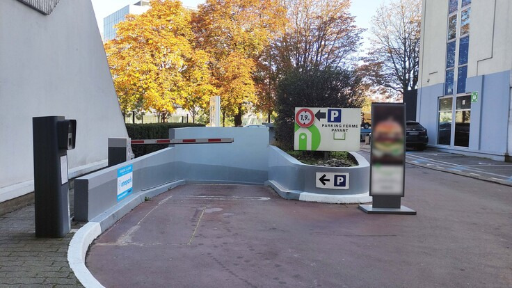 Entrée parking de face Parking Hôtel CAMPANILE PARIS SUD - PORTE D'ITALIE (Couvert)