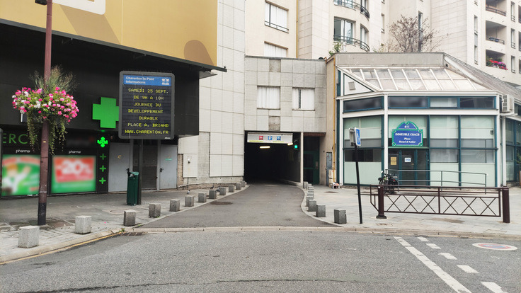 Entrée parking de face Parking Hôtel IBIS PARIS PORTE DE BERCY (Couvert)
