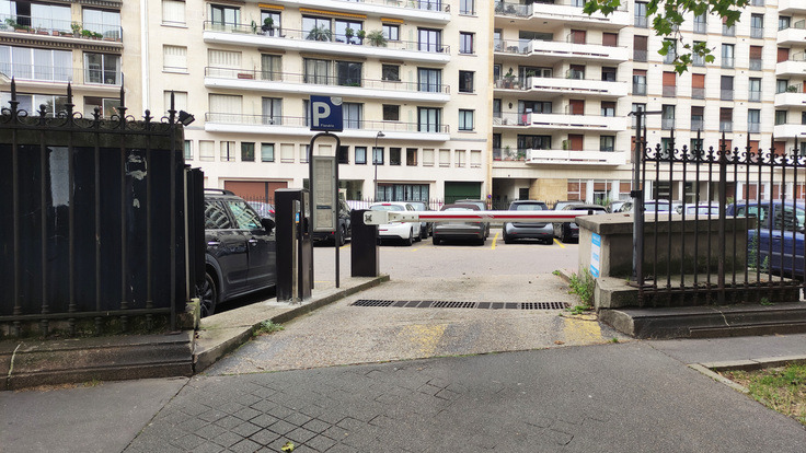 Entrée parking de face Parking Immeuble SAEMES FLANDRIN (Extérieur)