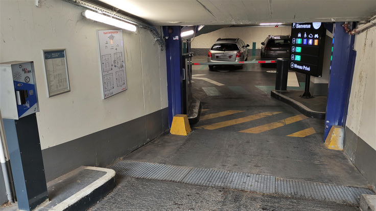 Entrée parking de face MAIRIE DU 15E - SAEMES Public Car Park (Covered)