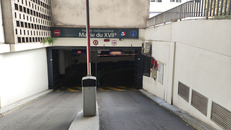 Entrée parking de face SAEMES MAIRIE DU 17ÈME Public Car Park (Covered)