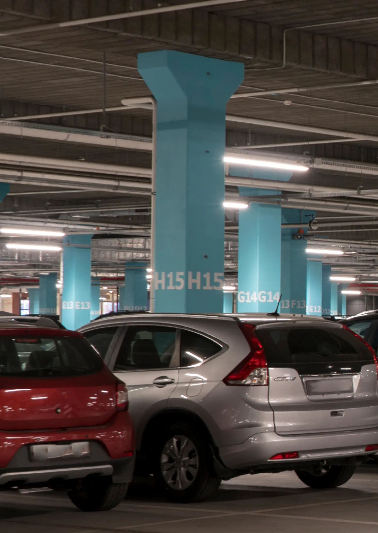 Überdachter Parkplatz mit Autos